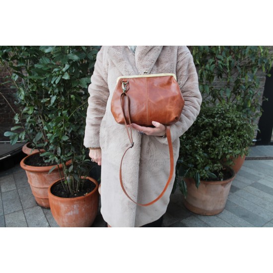 Tan Kiss Clasp Leather Handbag  | Athina Odilynch 