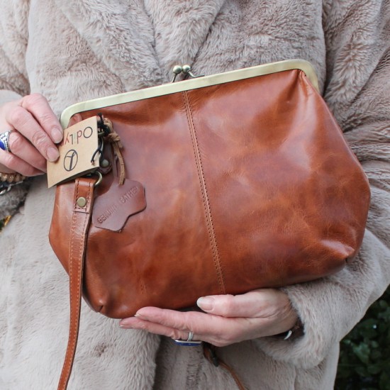 Tan Kiss Clasp Leather Handbag  | Athina Odilynch 