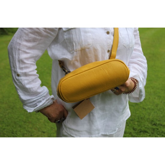 Boston Kiss Clip Purse Bag Yellow Leather